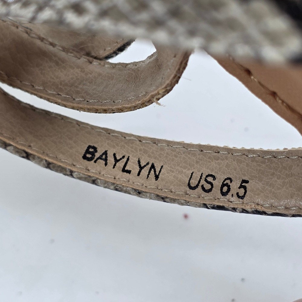 Rock & Candy Baylyn Sandals Toe Loop Gray Snakeskin Strappy Flats Slides sz 6.5 - Picture 5 of 7